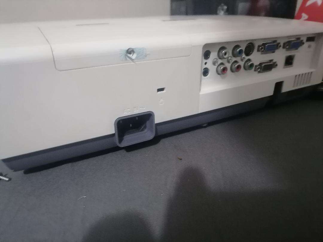 PARROT OP0425 HDMI PROJECTOR. WORKING*HAS  VERTICAL LINES**