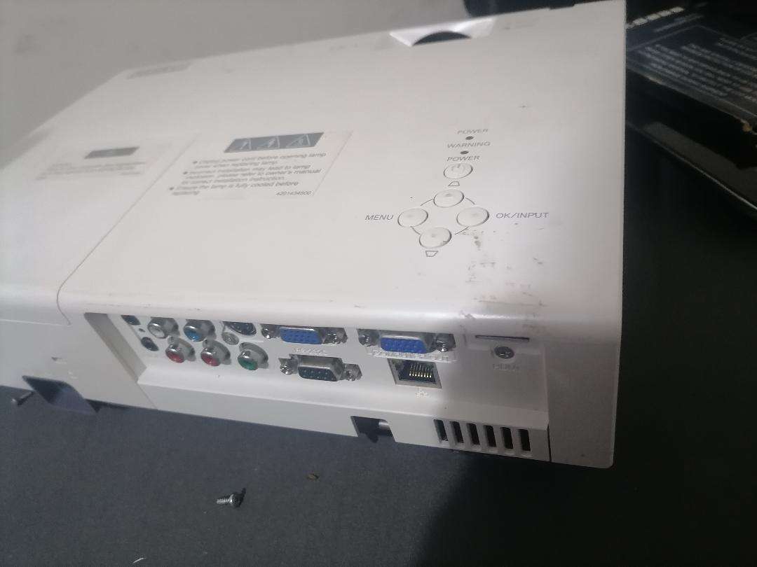 PARROT OP0425 HDMI PROJECTOR. WORKING*HAS  VERTICAL LINES**