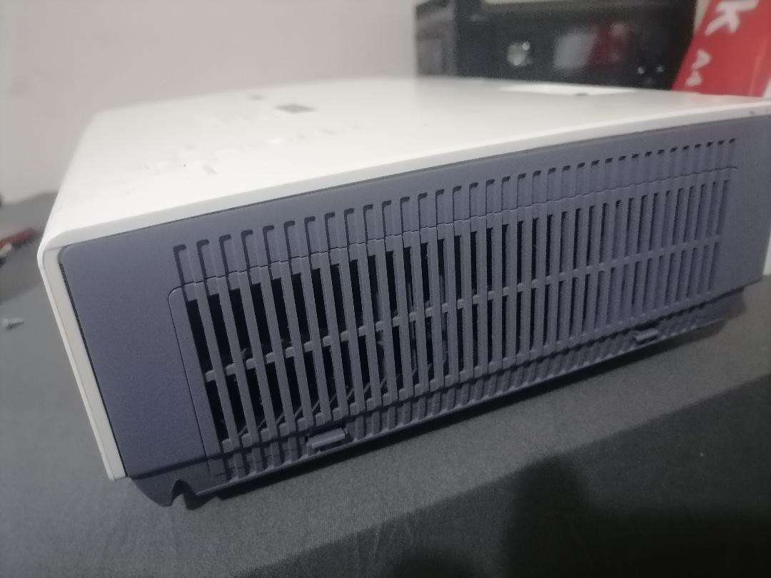 PARROT OP0425 HDMI PROJECTOR. WORKING*HAS  VERTICAL LINES**