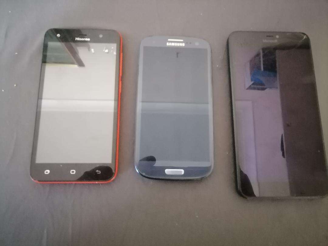Lot of 3 x cell phones - Huawei, Samsung, Microsoft - Sold as is - One bid for the lot