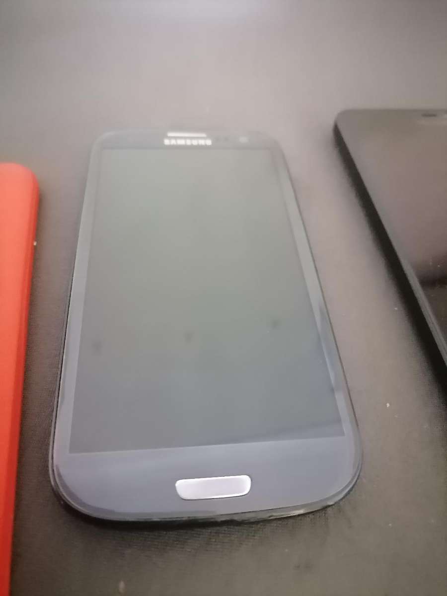 Lot of 3 x cell phones - Huawei, Samsung, Microsoft - Sold as is - One bid for the lot