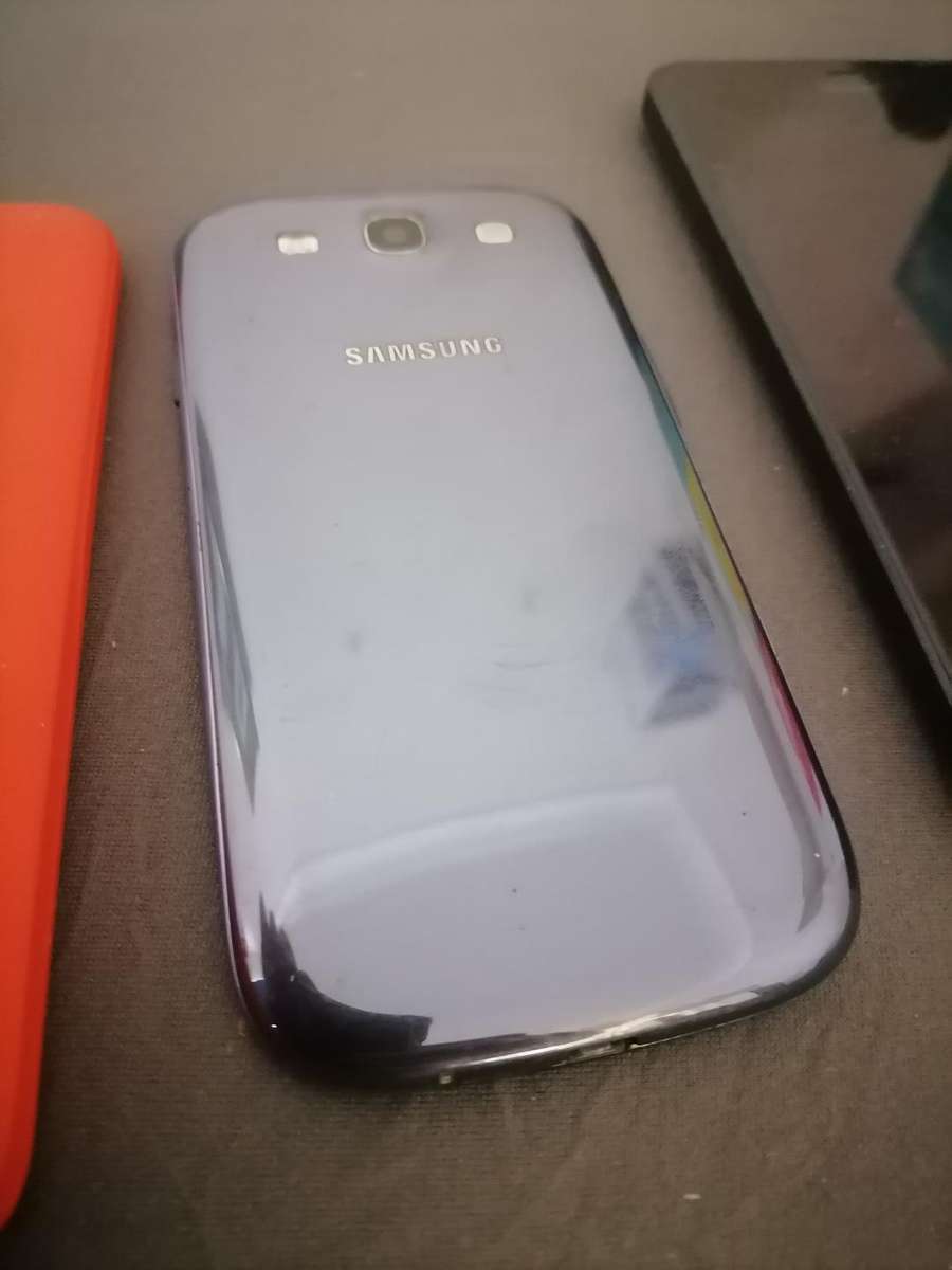 Lot of 3 x cell phones - Huawei, Samsung, Microsoft - Sold as is - One bid for the lot