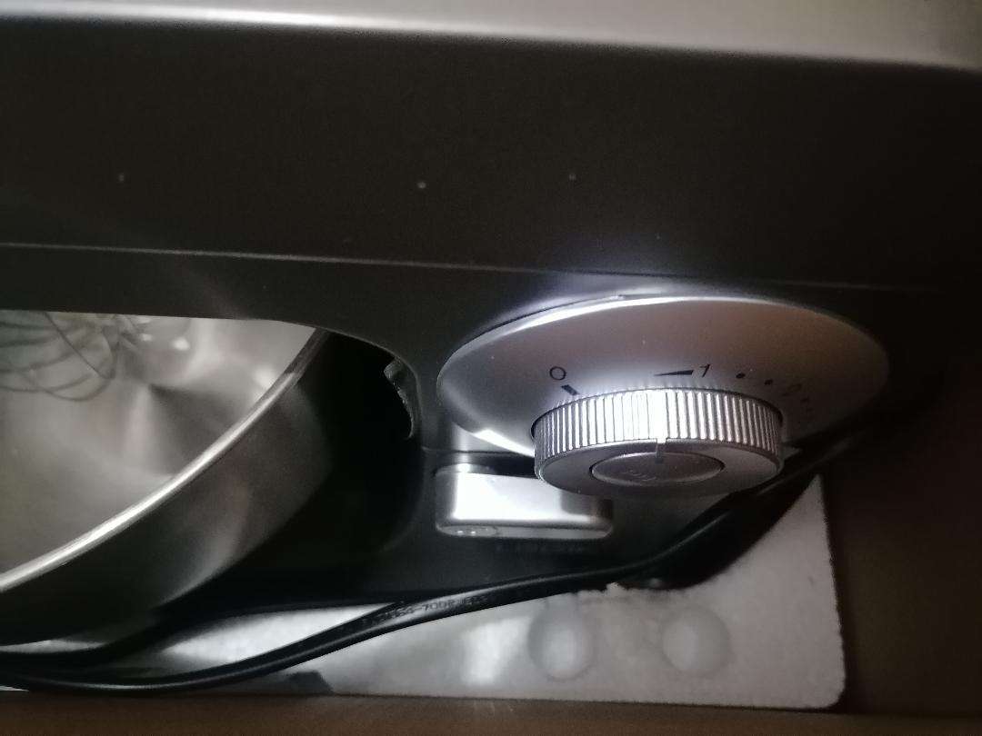 **LOGIK 700W STAND MIXER WITH ATTACHMENTS IN BOX*NEW CONDITION\MOTOR ROUGH*