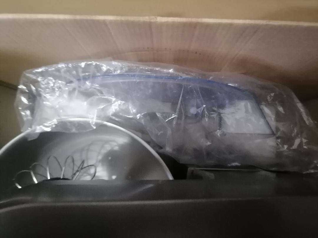 **LOGIK 700W STAND MIXER WITH ATTACHMENTS IN BOX*NEW CONDITION\MOTOR ROUGH*