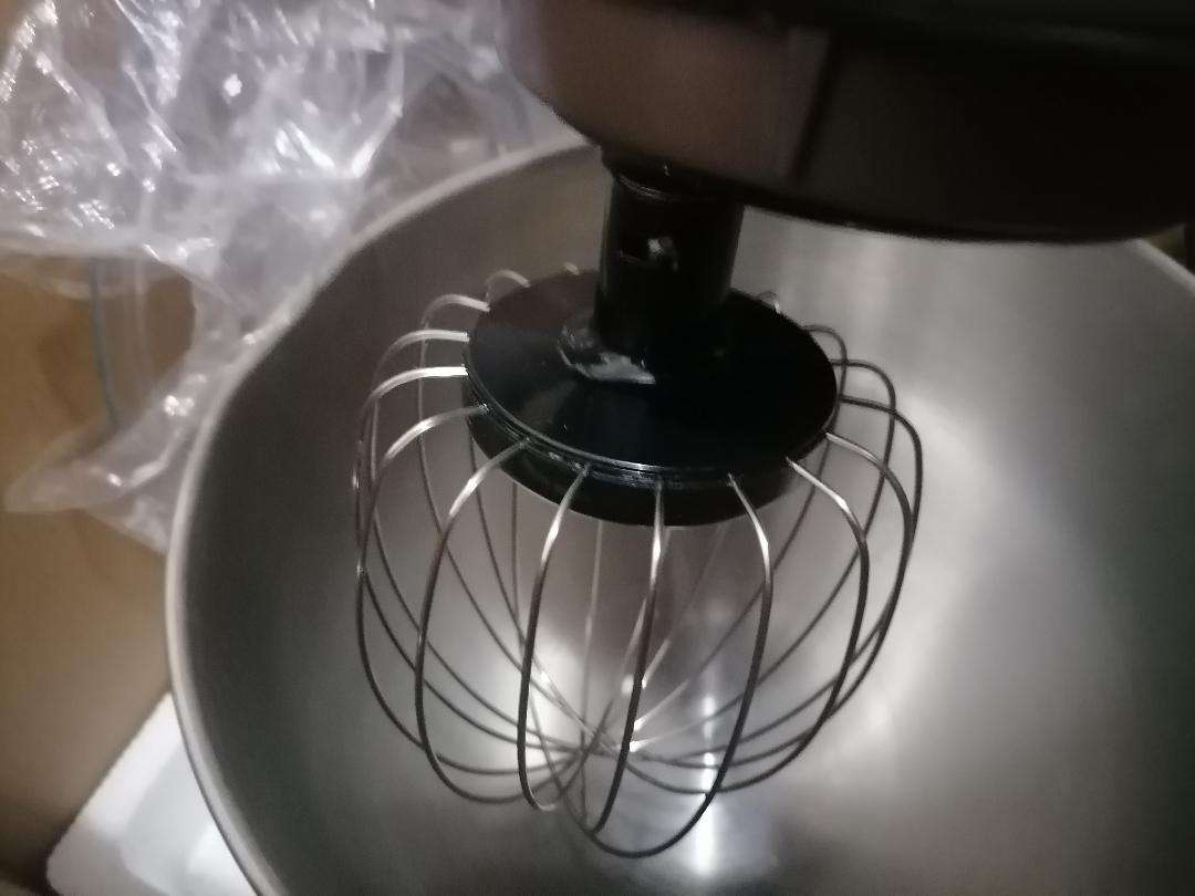 **LOGIK 700W STAND MIXER WITH ATTACHMENTS IN BOX*NEW CONDITION\MOTOR ROUGH*