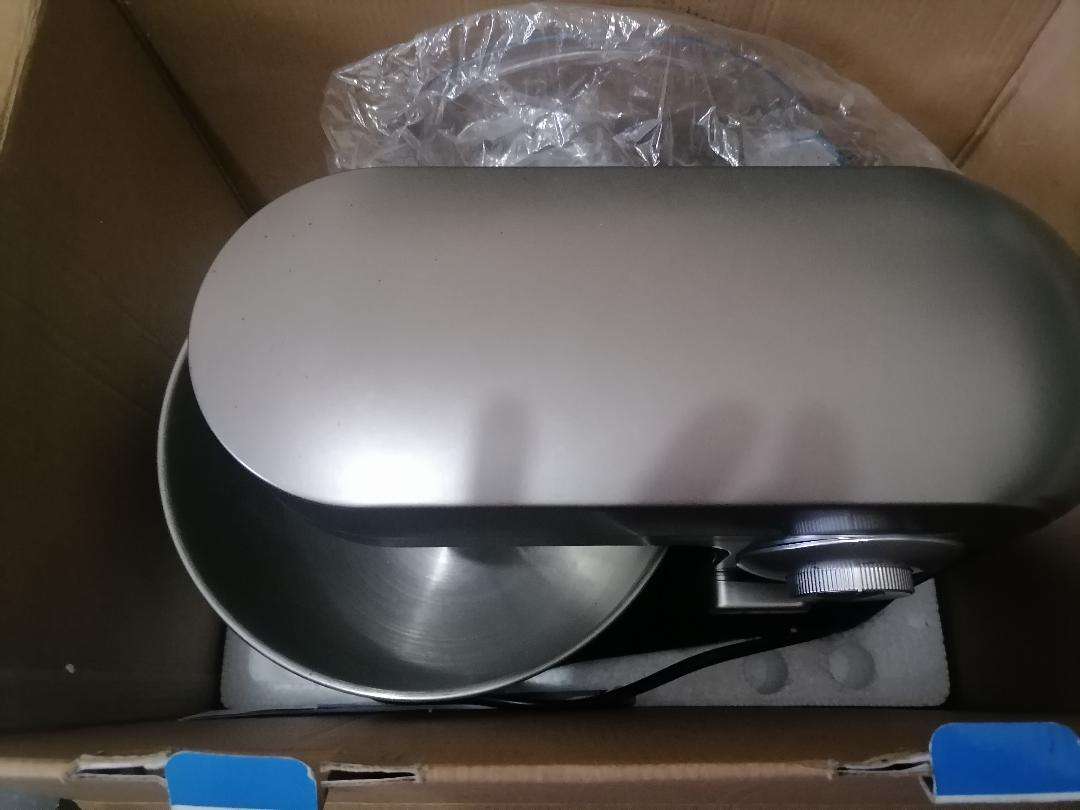 **LOGIK 700W STAND MIXER WITH ATTACHMENTS IN BOX*NEW CONDITION\MOTOR ROUGH*