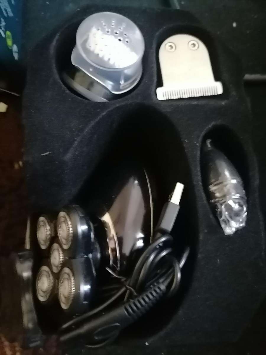 *WEEKEND SPECIAL*LOT OF ELECTRONICS*LOOKS NEW, NOT TESTED*ONE BID FOR LOT**