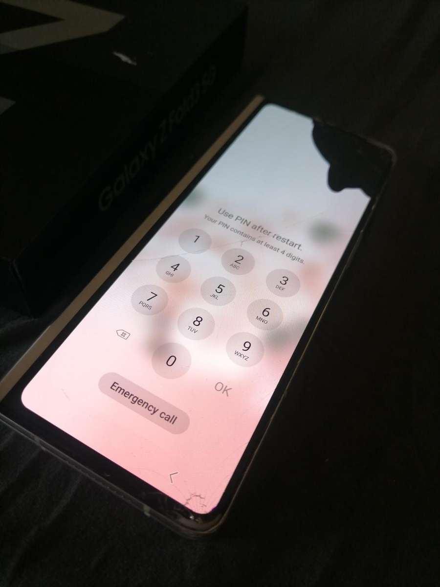 *SAMSUNG GALAXY Z FOLD 3 IN BOX* SOLD AS IS*READ AD*OVER R20 000 RETAIL PRICE*