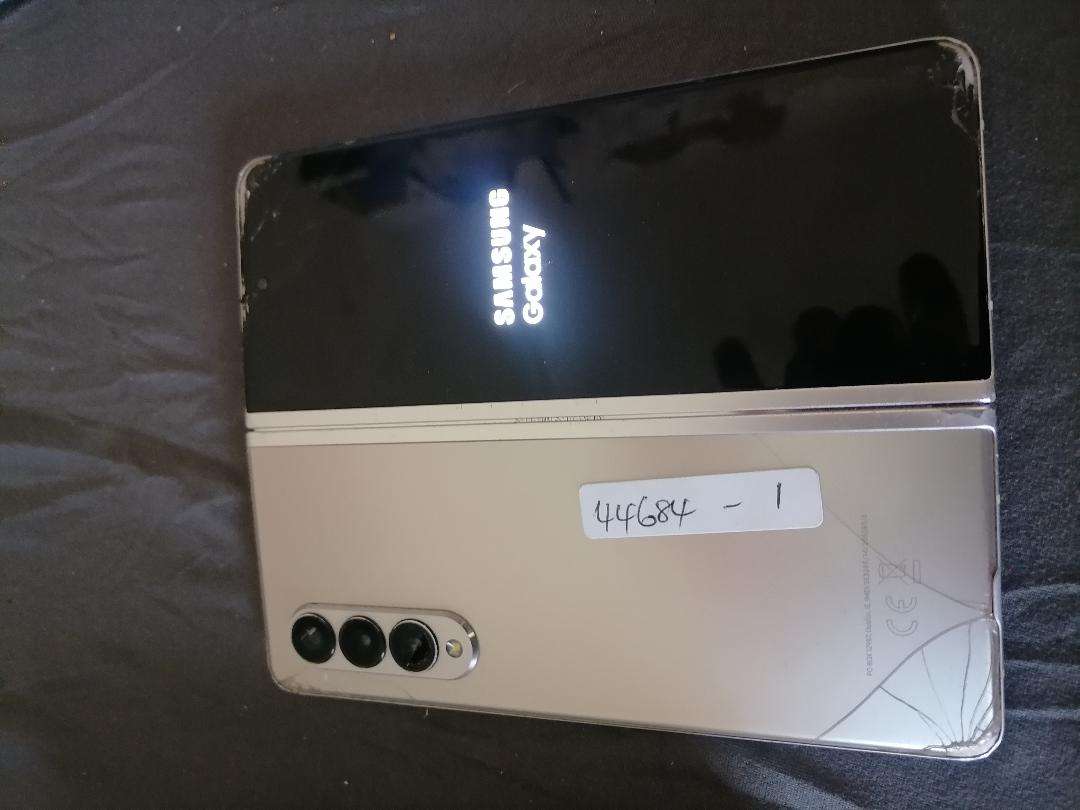 *SAMSUNG GALAXY Z FOLD 3 IN BOX* SOLD AS IS*READ AD*OVER R20 000 RETAIL PRICE*