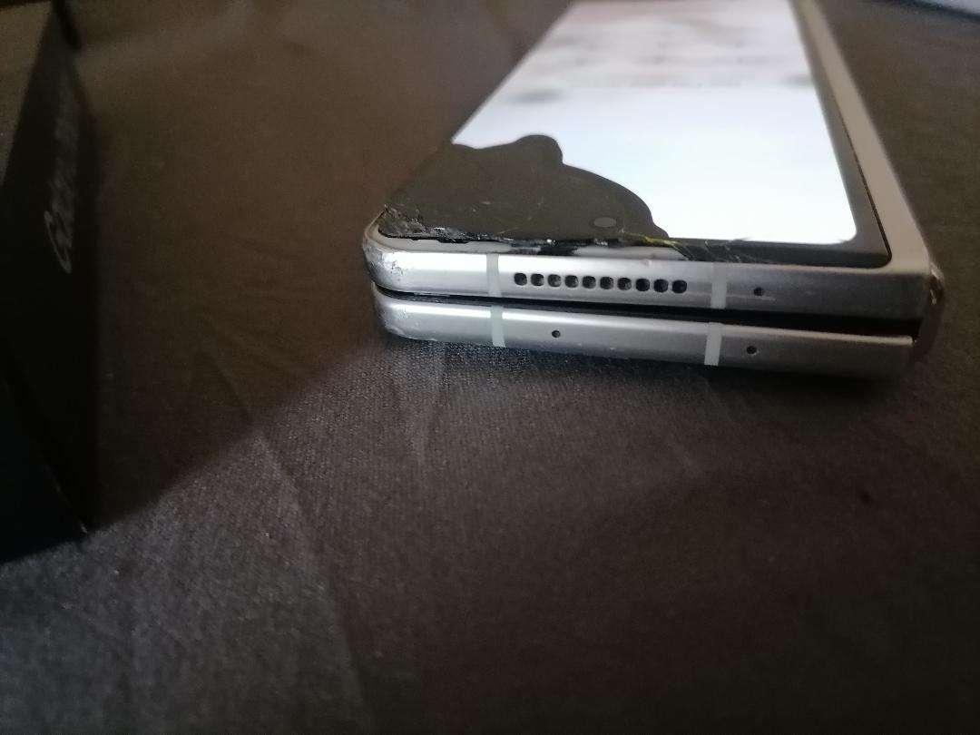 *SAMSUNG GALAXY Z FOLD 3 IN BOX* SOLD AS IS*READ AD*OVER R20 000 RETAIL PRICE*