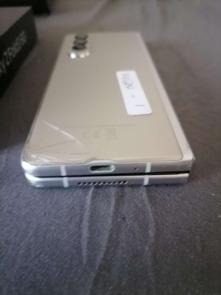*SAMSUNG GALAXY Z FOLD 3 IN BOX* SOLD AS IS*READ AD*OVER R20 000 RETAIL PRICE*