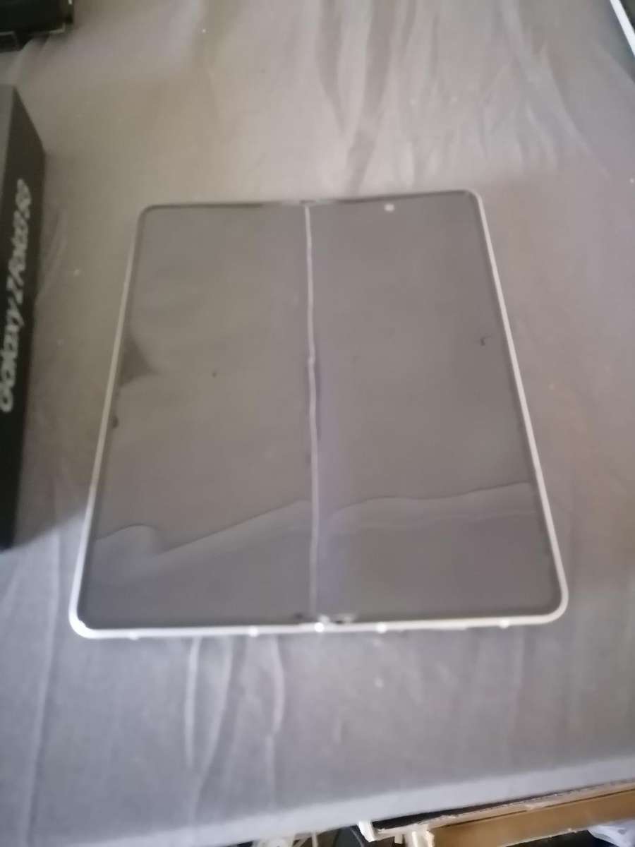 *SAMSUNG GALAXY Z FOLD 3 IN BOX* SOLD AS IS*READ AD*OVER R20 000 RETAIL PRICE*