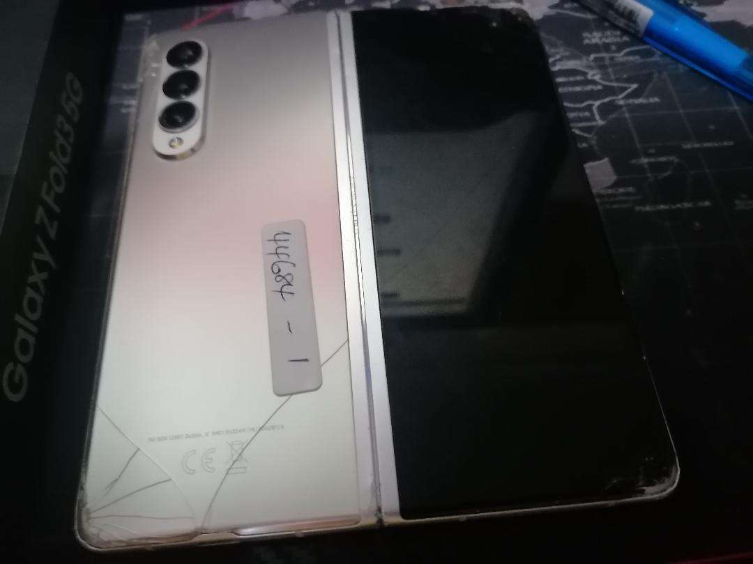 *SAMSUNG GALAXY Z FOLD 3 IN BOX* SOLD AS IS*READ AD*OVER R20 000 RETAIL PRICE*