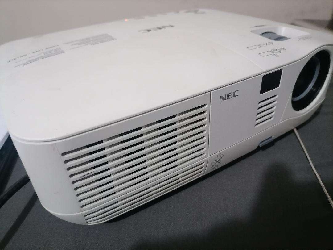 TOP QUALITY DELL V260 3D READY DLP PROJECTOR WITH POWER CORD