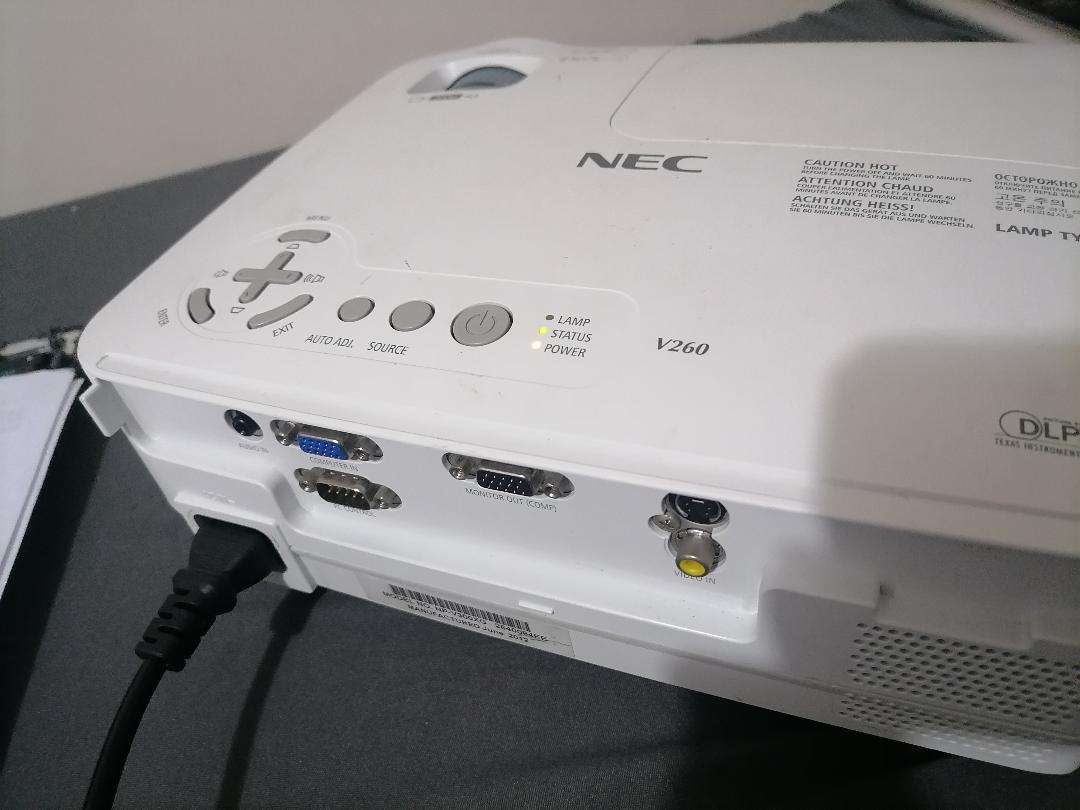 TOP QUALITY DELL V260 3D READY DLP PROJECTOR WITH POWER CORD