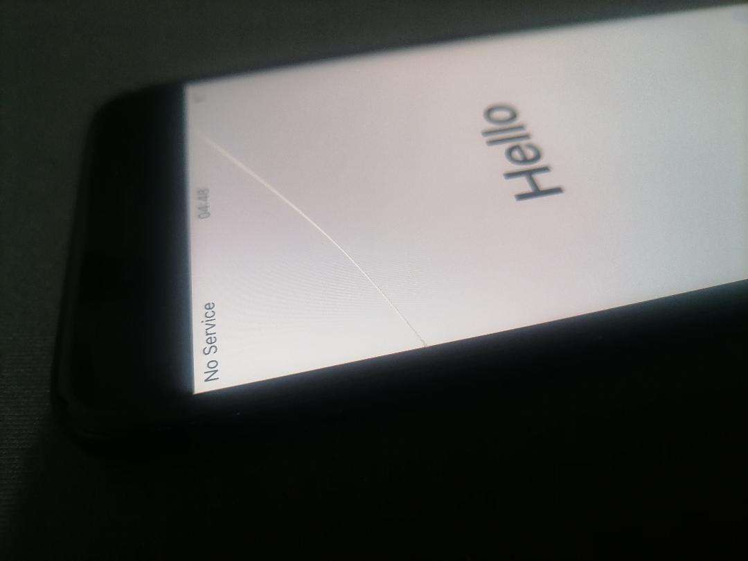 APPLE IPHONE 7 A1778 CELLPHONE. POWERS ON, SEAMS TO BE STUCK ON HELLO SCREEN**
