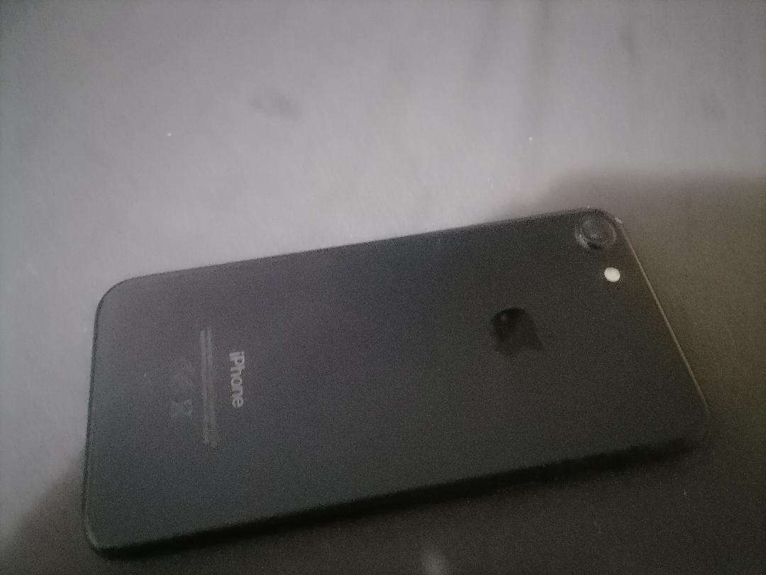 APPLE IPHONE 7 A1778 CELLPHONE. POWERS ON, SEAMS TO BE STUCK ON HELLO SCREEN**