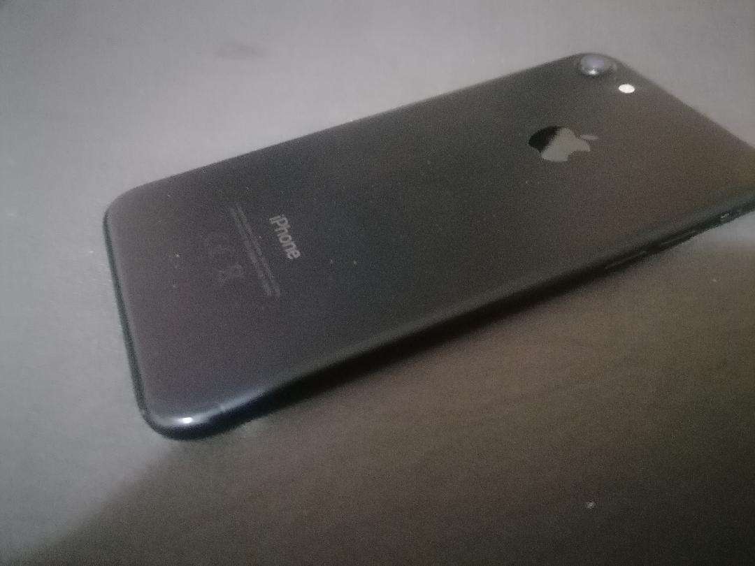 APPLE IPHONE 7 A1778 CELLPHONE. POWERS ON, SEAMS TO BE STUCK ON HELLO SCREEN**