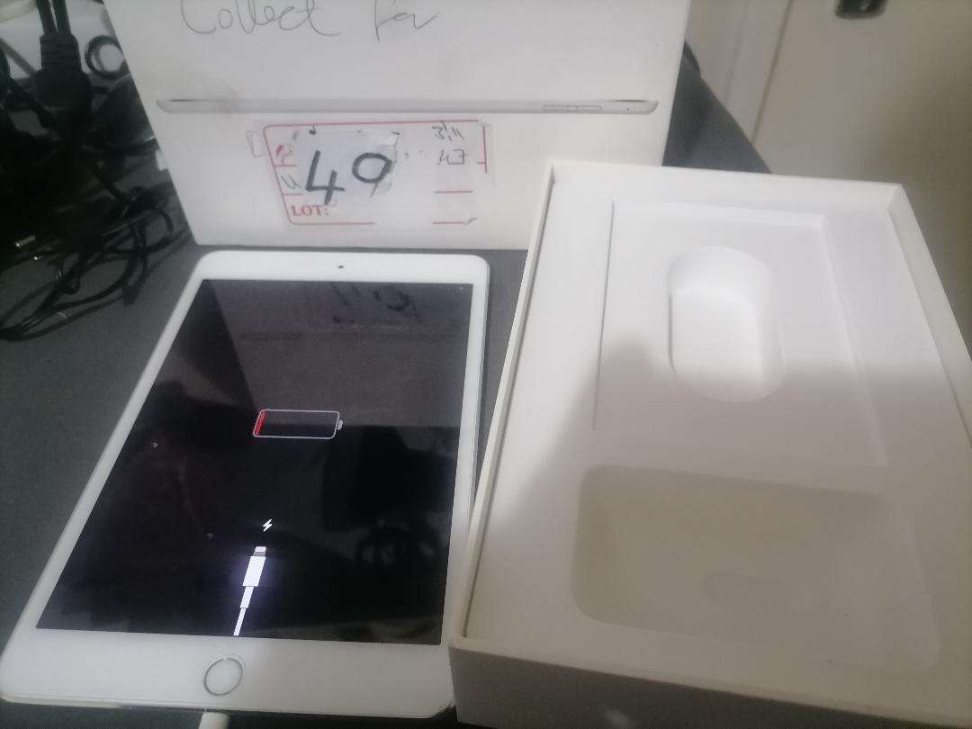 APPLE IPAD MINI 4 IN BOX*SHOWS CHARGER CONNECTED BUT NOT CHARGING, SOLD AS IS*