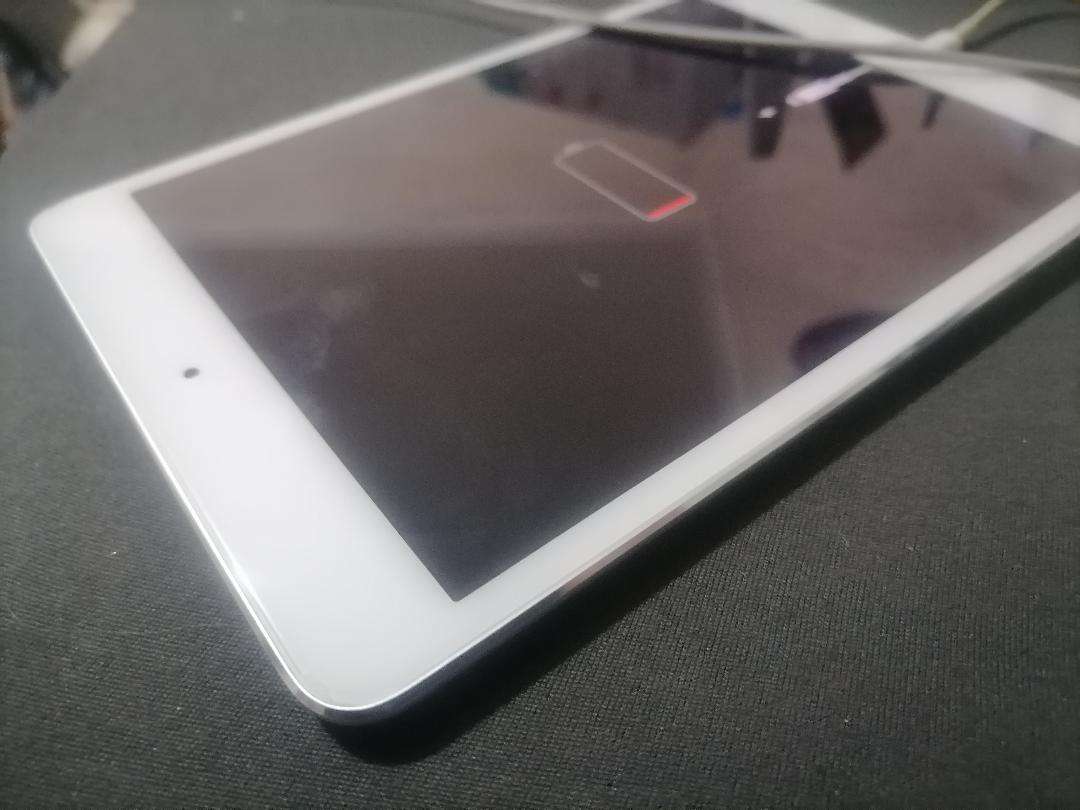APPLE IPAD MINI 4 IN BOX*SHOWS CHARGER CONNECTED BUT NOT CHARGING, SOLD AS IS*