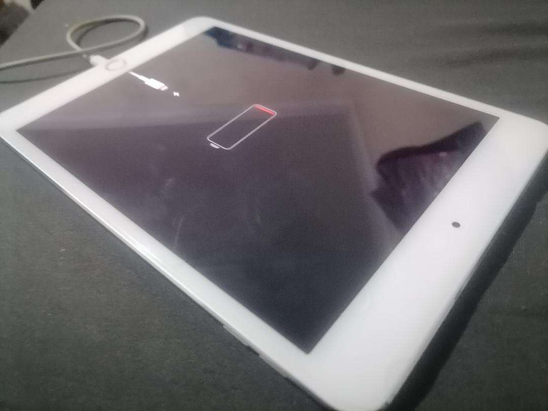 APPLE IPAD MINI 4 IN BOX*SHOWS CHARGER CONNECTED BUT NOT CHARGING, SOLD AS IS*