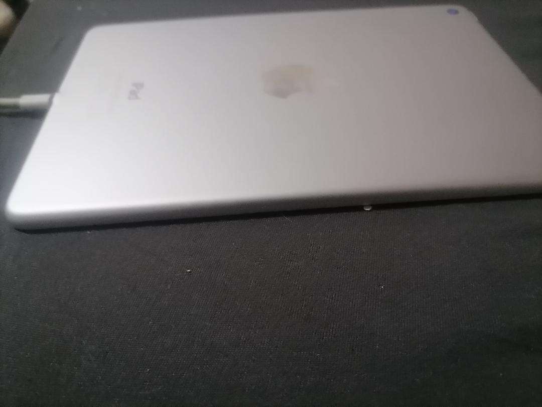 APPLE IPAD MINI 4 IN BOX*SHOWS CHARGER CONNECTED BUT NOT CHARGING, SOLD AS IS*