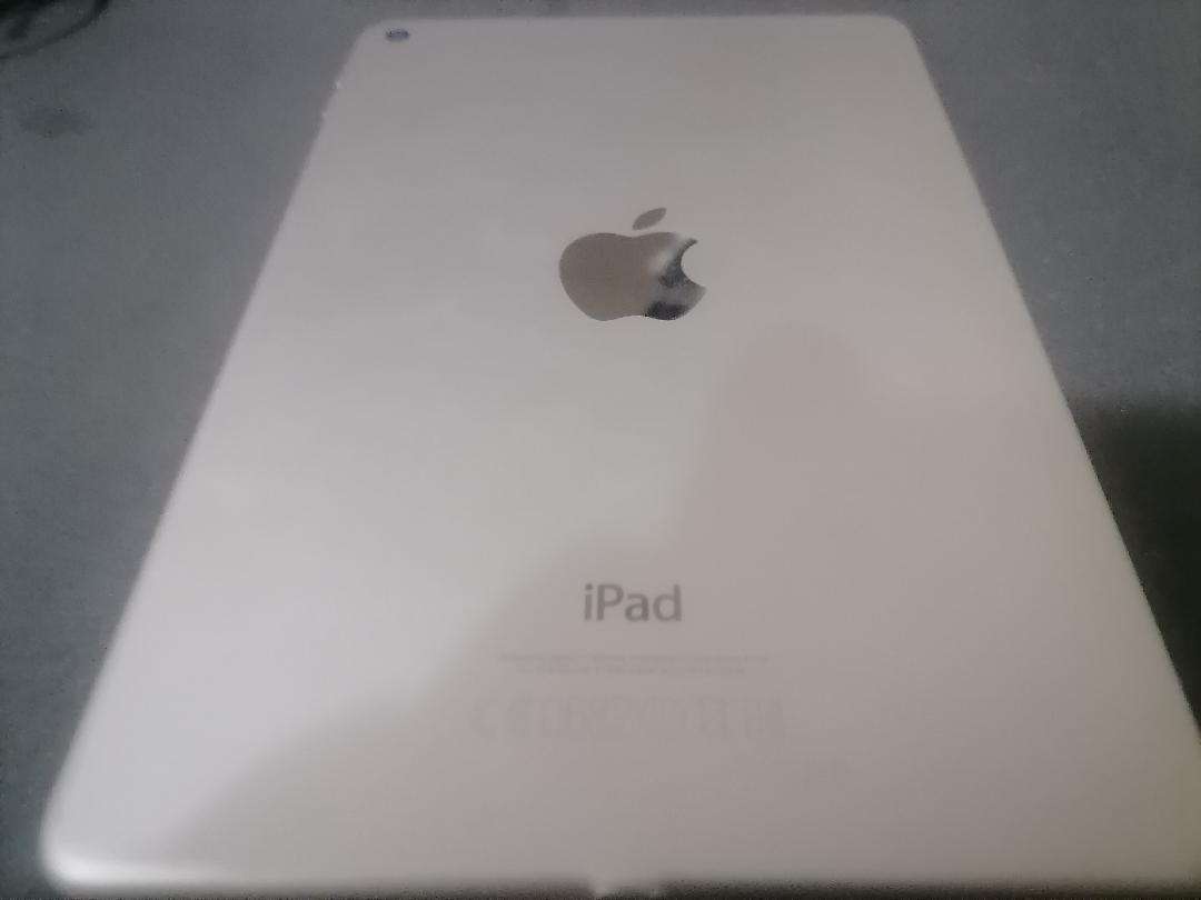 APPLE IPAD MINI 4 IN BOX*SHOWS CHARGER CONNECTED BUT NOT CHARGING, SOLD AS IS*
