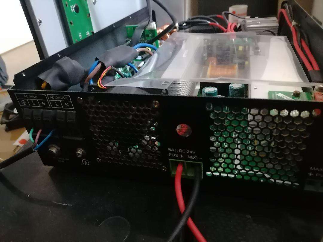 ACDC DYNAMICS HYBRID SOLAR 3KVA INVERTER*POWERS ON(FAN ERROR)ONE FAN BROKEN)