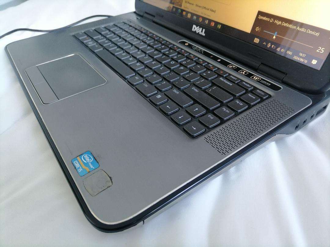 i5 DELL XPS LAPTOP WITH JBL SOUND BUILT IN*4GB RAM, 500GB HDD, W10/OFFICE*must be plugged in*