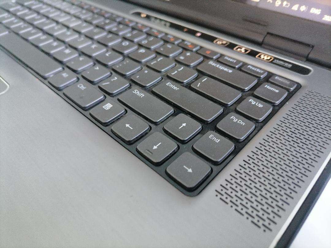 i5 DELL XPS LAPTOP WITH JBL SOUND BUILT IN*4GB RAM, 500GB HDD, W10/OFFICE*must be plugged in*