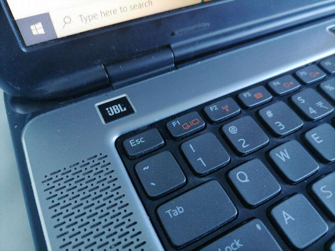 i5 DELL XPS LAPTOP WITH JBL SOUND BUILT IN*4GB RAM, 500GB HDD, W10/OFFICE*must be plugged in*