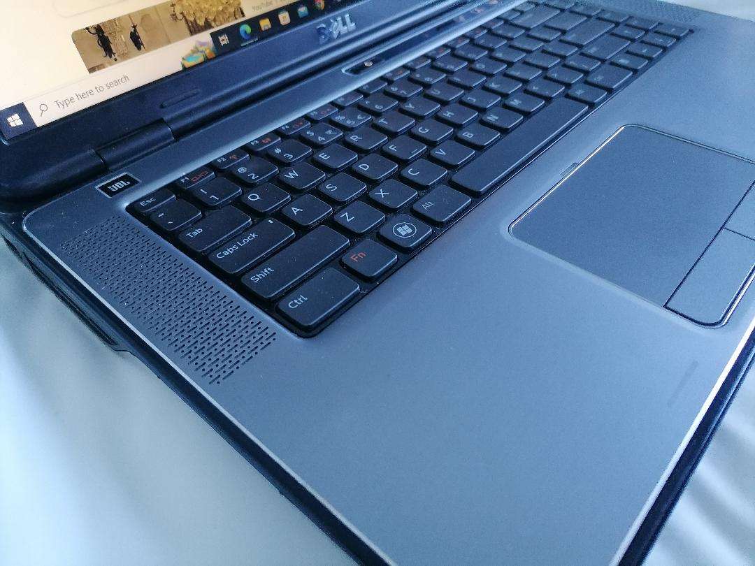 i5 DELL XPS LAPTOP WITH JBL SOUND BUILT IN*4GB RAM, 500GB HDD, W10/OFFICE*must be plugged in*