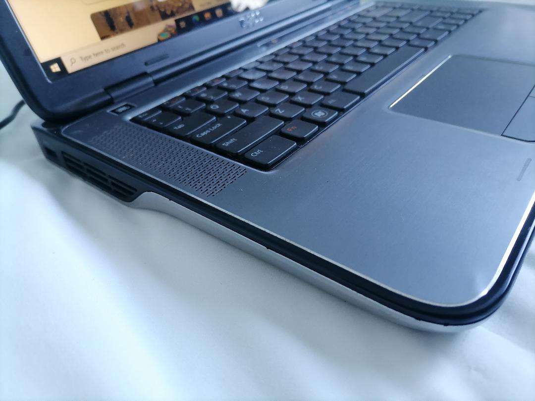 i5 DELL XPS LAPTOP WITH JBL SOUND BUILT IN*4GB RAM, 500GB HDD, W10/OFFICE*must be plugged in*