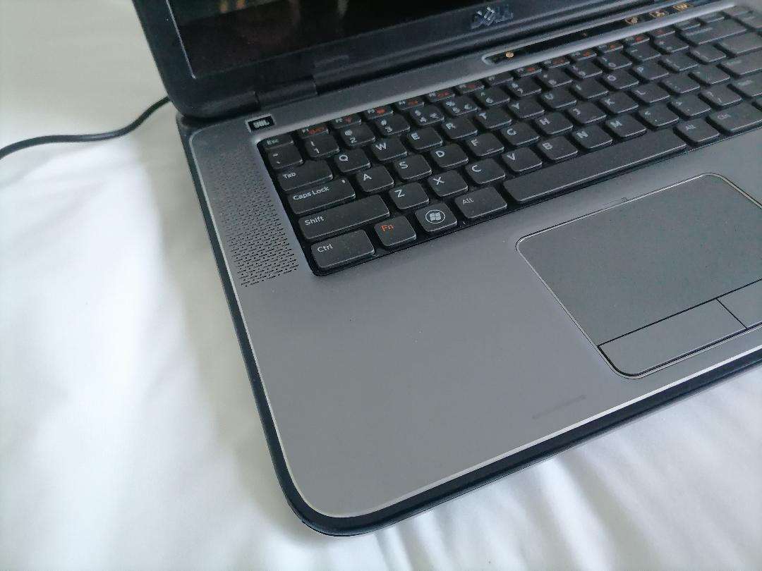 i5 DELL XPS LAPTOP WITH JBL SOUND BUILT IN*4GB RAM, 500GB HDD, W10/OFFICE*must be plugged in*