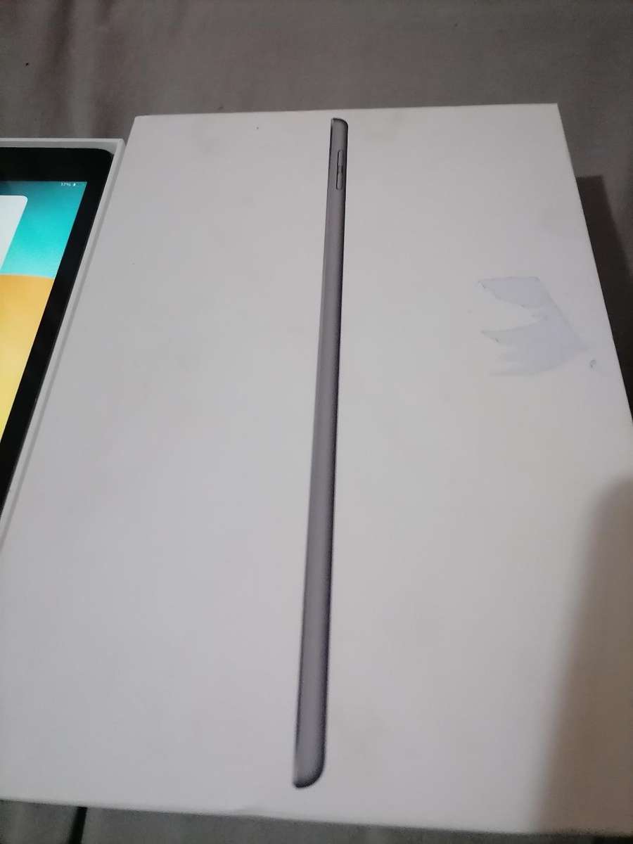 APPLE IPAD 10" A2198 7TH GEN.128GB, SIM/WIFI/BT, IN BOX WITH CHARGER*EXCELLENT CONDITION*