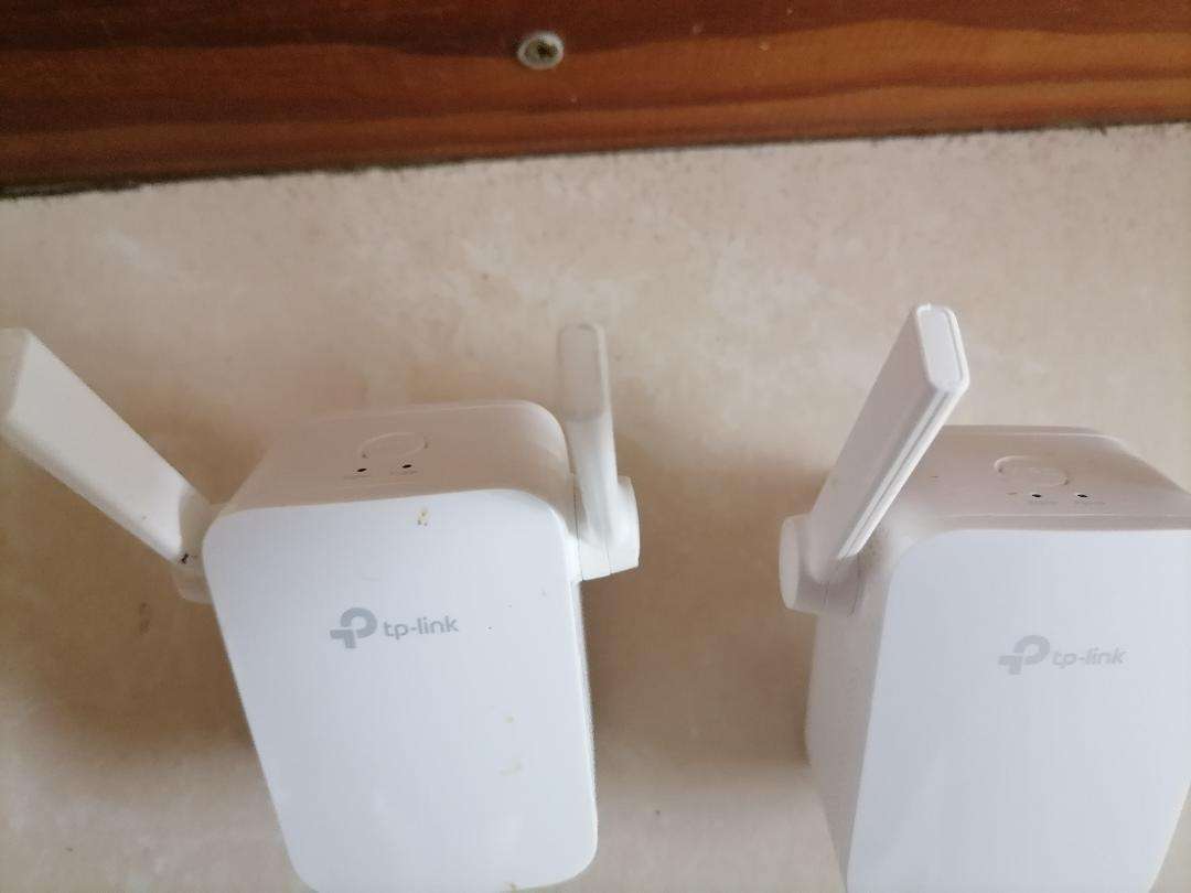LOT OF 2 X TP LINK TL-WA855RE 300MPS WIFI RANGE EXTENDERS*ONE BID FOR BOTH**