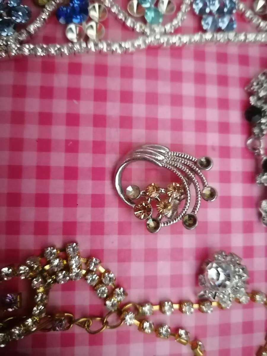 BULK LOT OF JEWLERY*ONE BID FOR THE LOT AS PER PIC