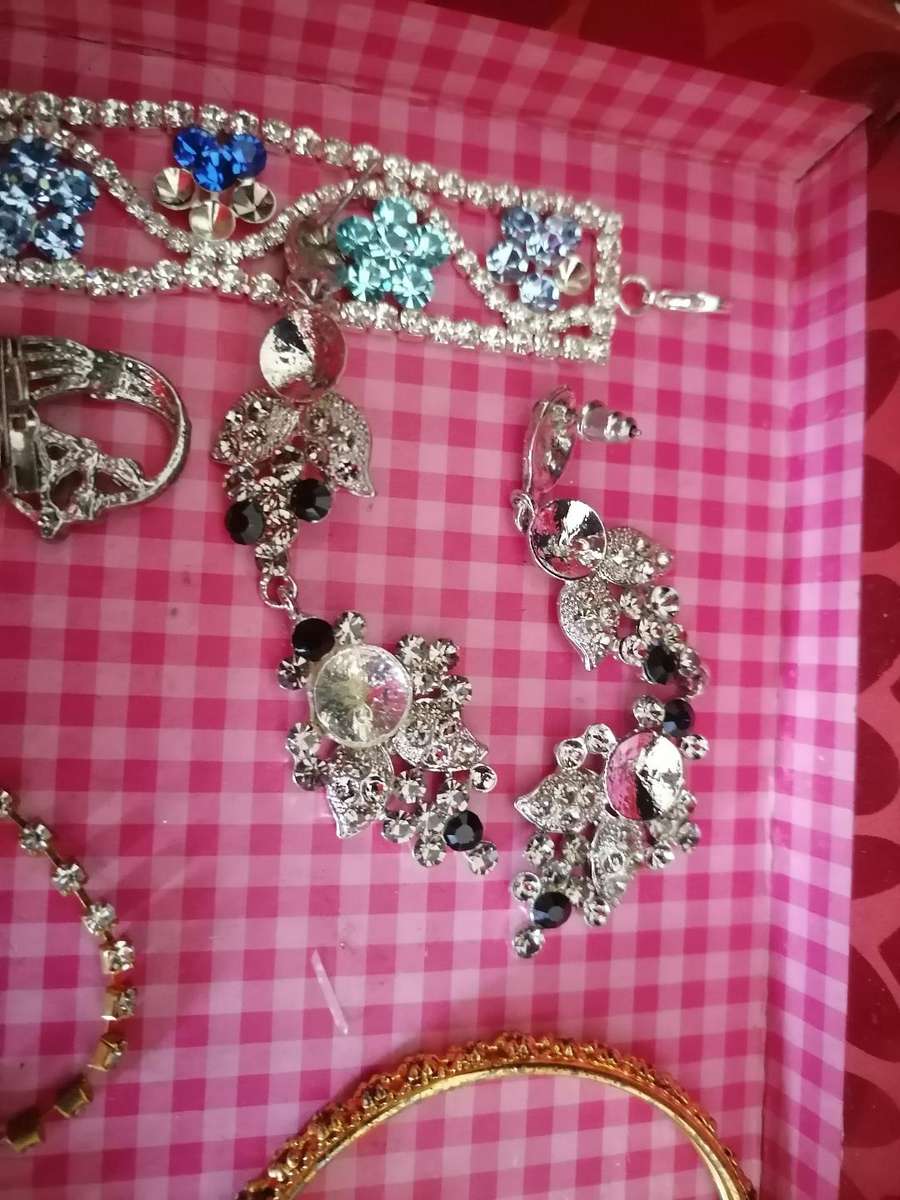 BULK LOT OF JEWLERY*ONE BID FOR THE LOT AS PER PIC