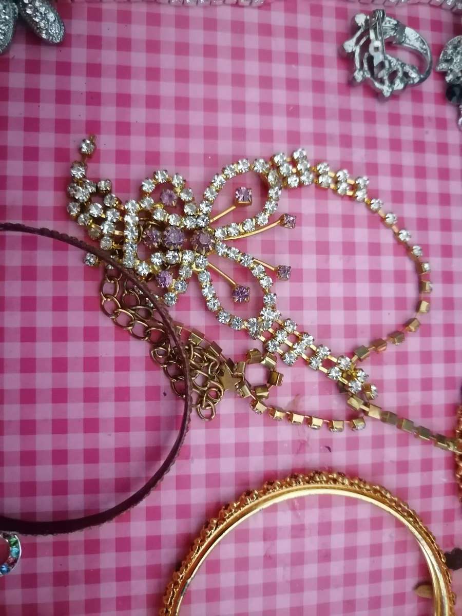 BULK LOT OF JEWLERY*ONE BID FOR THE LOT AS PER PIC