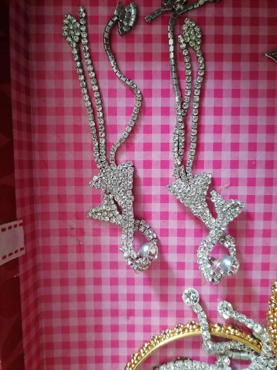 BULK LOT OF JEWLERY*ONE BID FOR THE LOT AS PER PIC