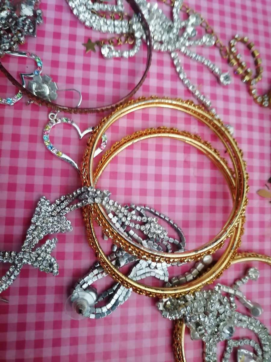 BULK LOT OF JEWLERY*ONE BID FOR THE LOT AS PER PIC