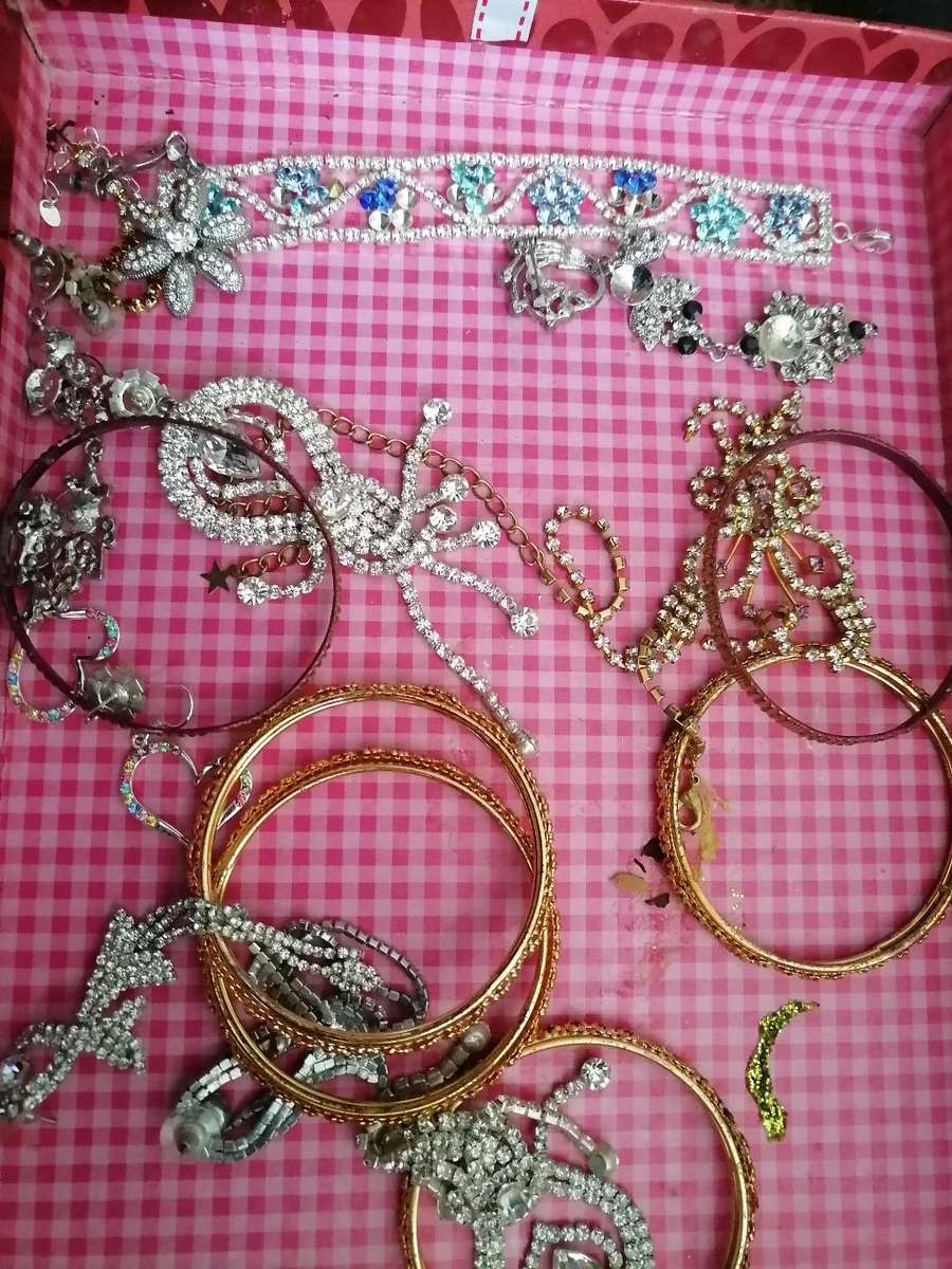 BULK LOT OF JEWLERY*ONE BID FOR THE LOT AS PER PIC