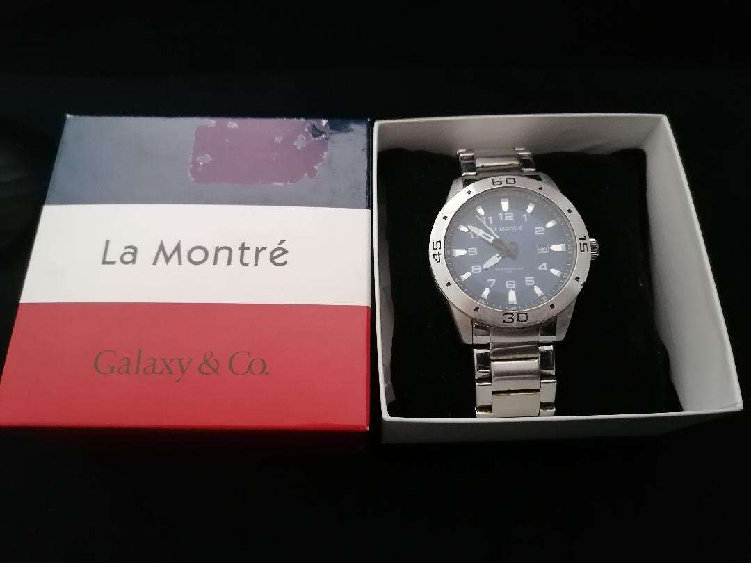 *LA MONTRE WATER RESISTANT WATCH IN BOX WITH SPARE LINKS*