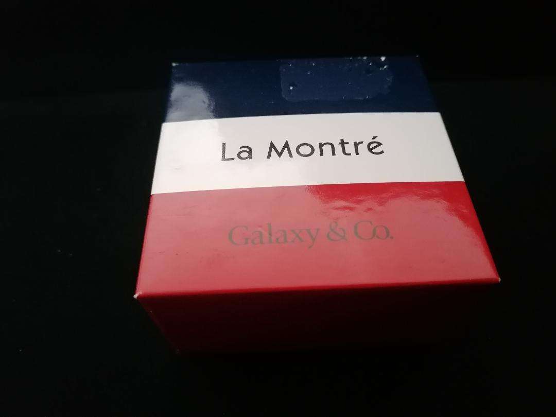 *LA MONTRE WATER RESISTANT WATCH IN BOX WITH SPARE LINKS*