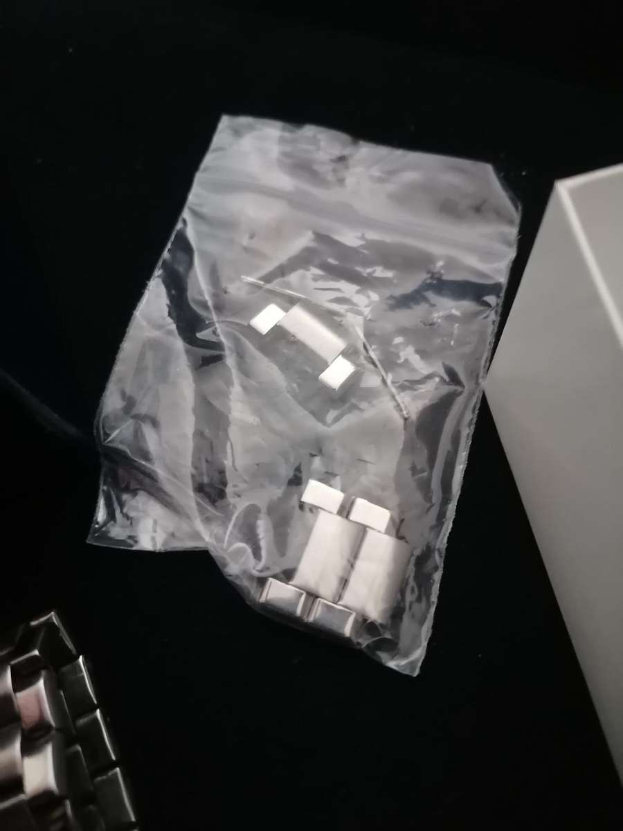 *LA MONTRE WATER RESISTANT WATCH IN BOX WITH SPARE LINKS*