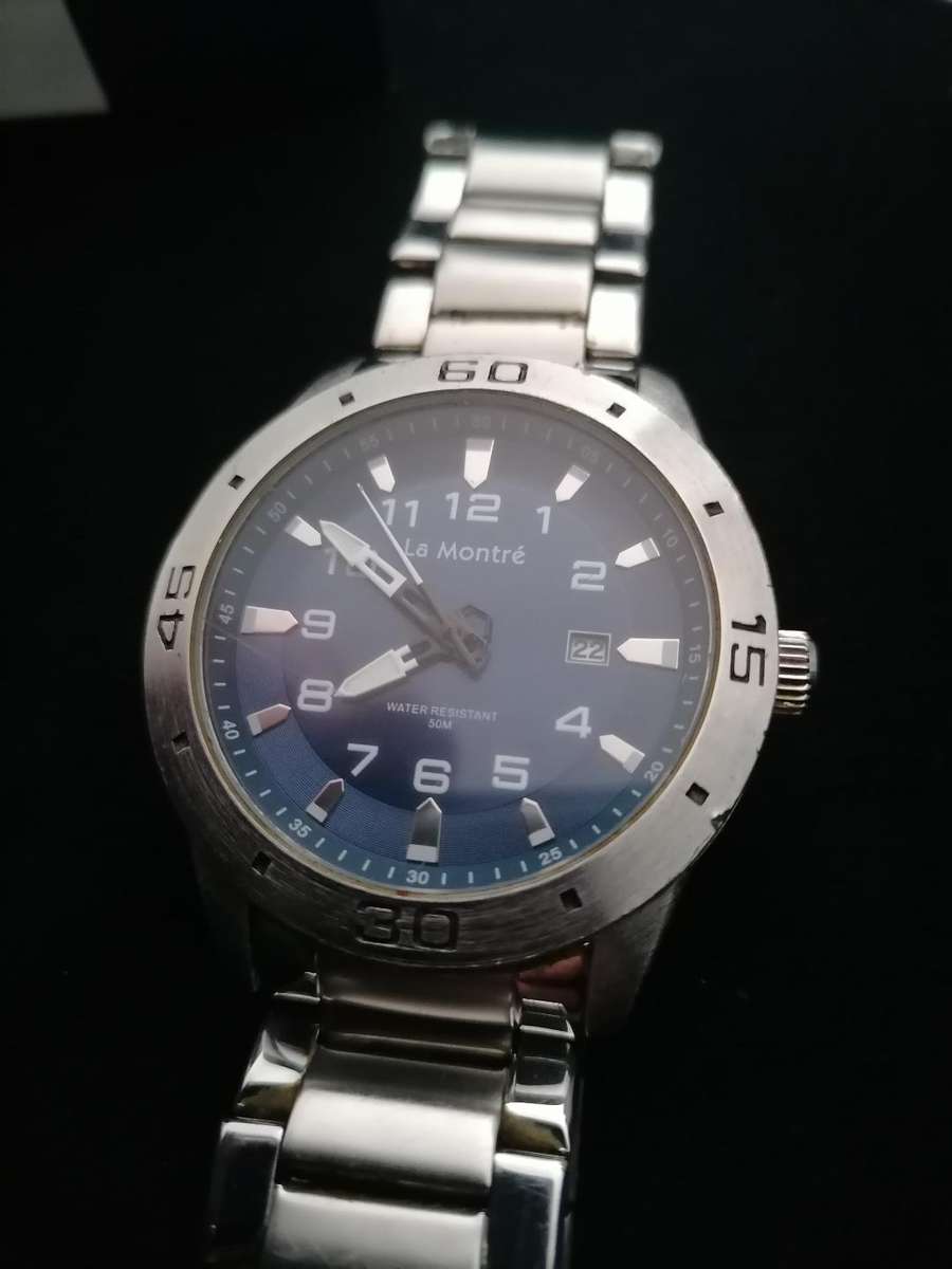 *LA MONTRE WATER RESISTANT WATCH IN BOX WITH SPARE LINKS*