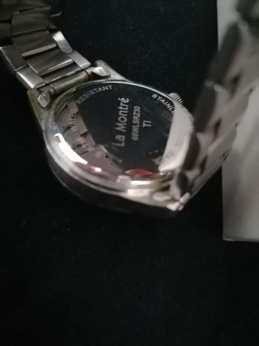 *LA MONTRE WATER RESISTANT WATCH IN BOX WITH SPARE LINKS*