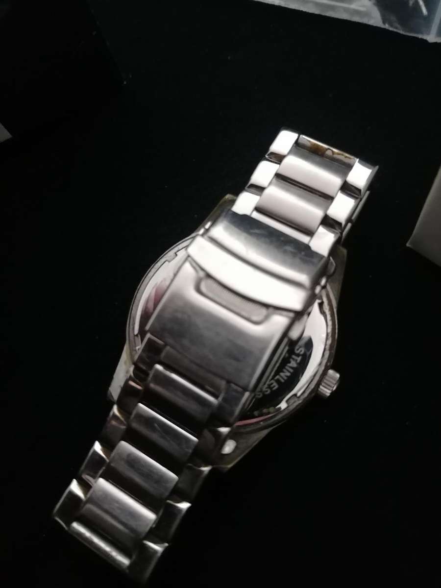 *LA MONTRE WATER RESISTANT WATCH IN BOX WITH SPARE LINKS*