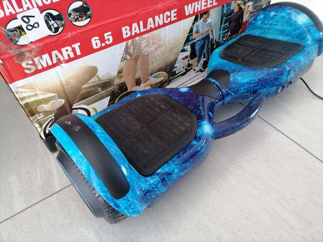 *BRAND NEW SMART 6.5 INCH BALANCE BOARD WITH LED LIGHTS AND BT SPEAKER IN BOX**