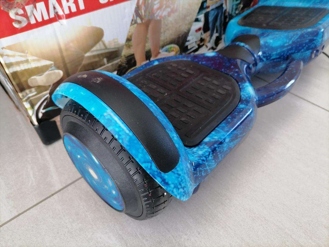 *BRAND NEW SMART 6.5 INCH BALANCE BOARD WITH LED LIGHTS AND BT SPEAKER IN BOX**